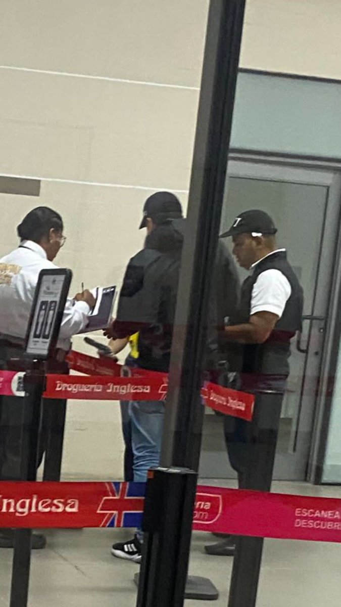 HELIODOPTERO's tweet photo. Cayó en el aeropuerto de Barranquilla. https://t.co/vOmCNnbUGB
