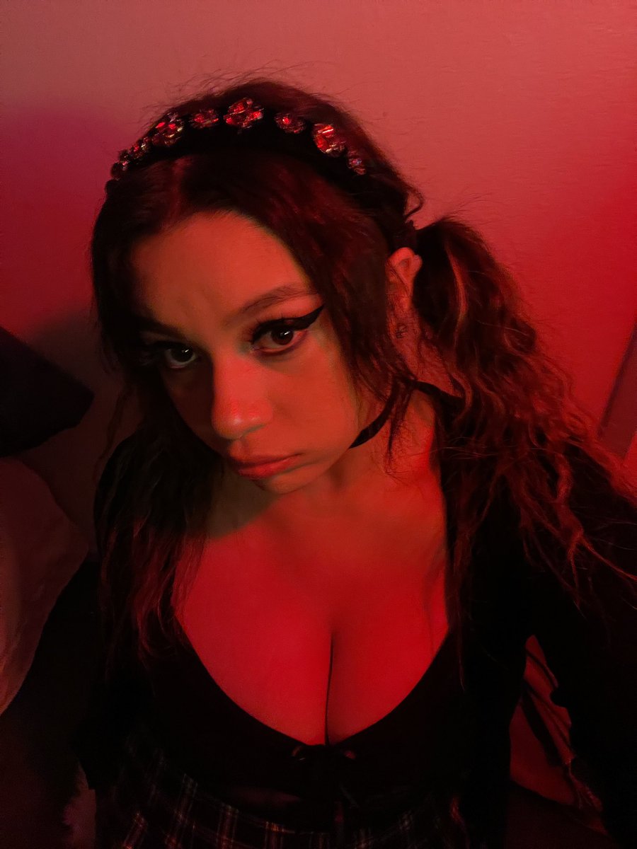 chloe tweet media