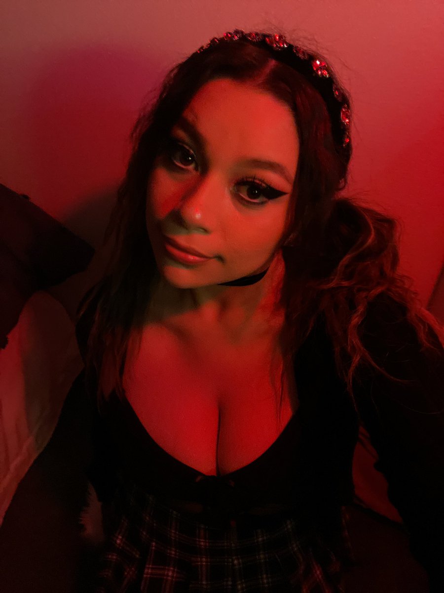 chloe tweet media