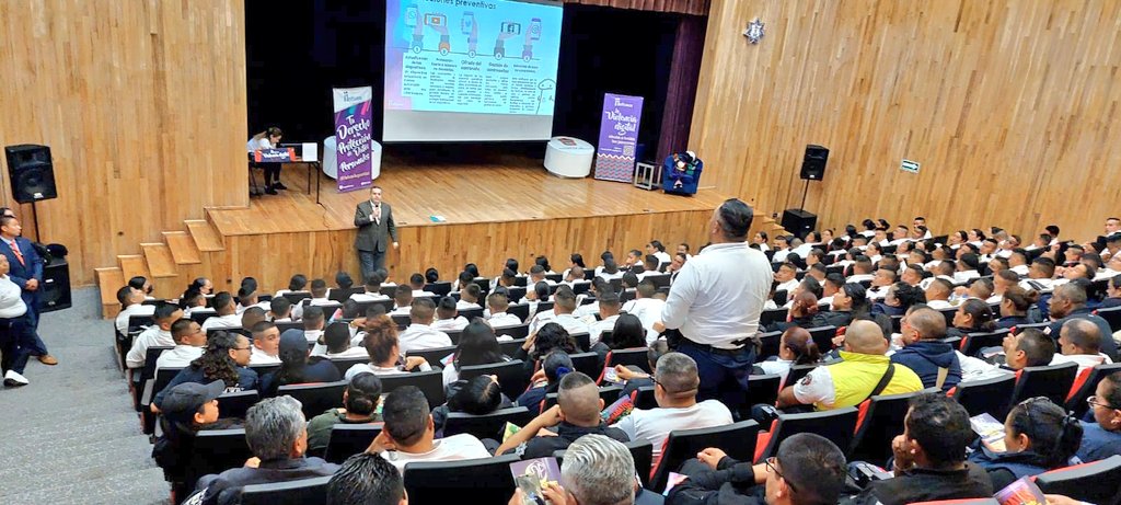 lgparranoriega's tweet image. Estuvo increíble el Cine Conversatorio sobre #ViolenciaDigital, realizado en la @UMS_edomex, plantel Tlalnepantla, donde tuve oportunidad de platicar con Cadetes de @SS_Edomex y personal en activo de Municipios, a quienes presenté el #MicroSitio de prevención de la violencia. 1/2