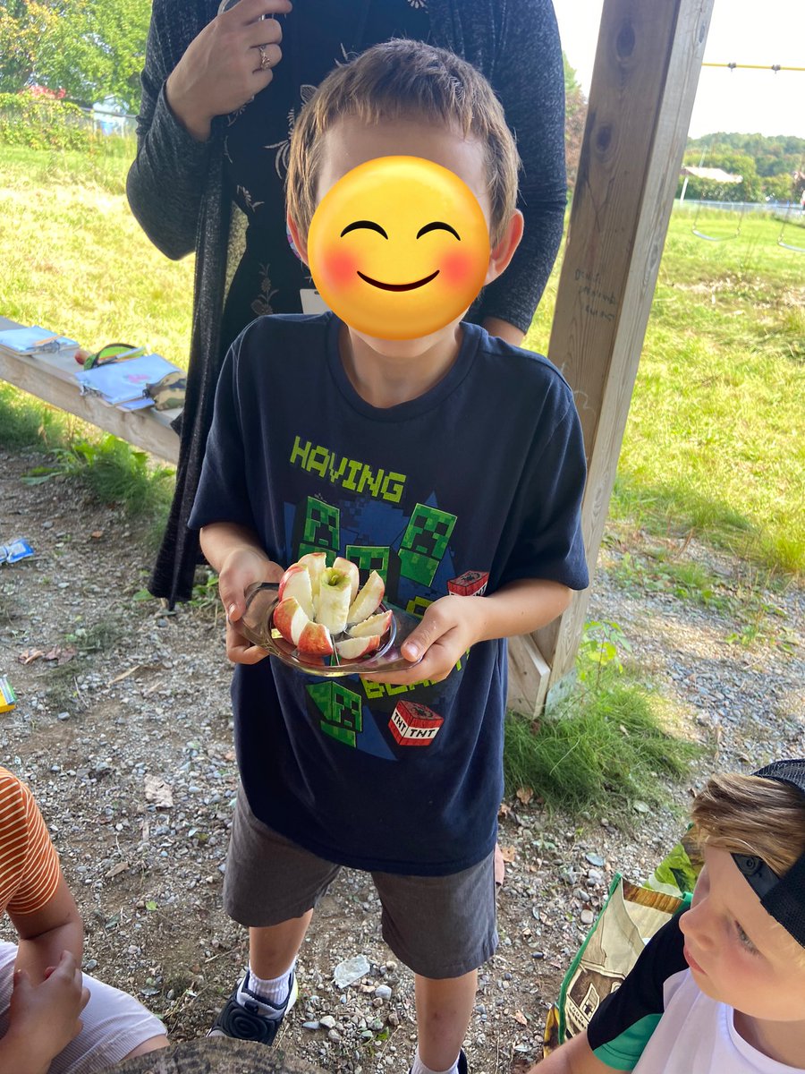 One of my introductory lessons on nature journaling took a tasty turn at the end! Slice and crunch! Magnifying glasses helped students focus on the tiny details and made them feel like real scientists! @asdnnb @stemnorth @takemeoutside @PlayJouerCanada #outdoorlearning #appletree