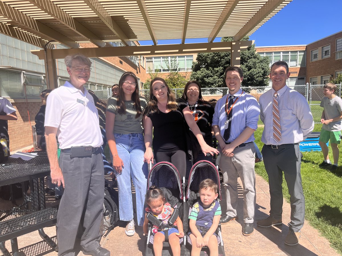 d51schools's tweet image. 🌞 Grand Junction High School 🌞 is catching some rays with their new Solar Panel Charging Station! 
Serenity Schmidt with Agents of Change at GJHS, Atlasta Solar, West Star Aviation, and D51 Maintenance &amp;amp; Engineering all helped to make this project shine! 

#WeAreD51
