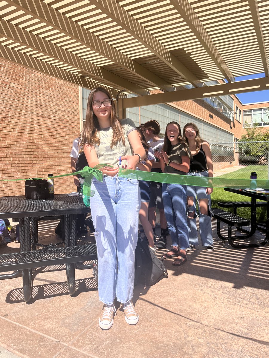d51schools's tweet image. 🌞 Grand Junction High School 🌞 is catching some rays with their new Solar Panel Charging Station! 
Serenity Schmidt with Agents of Change at GJHS, Atlasta Solar, West Star Aviation, and D51 Maintenance &amp;amp; Engineering all helped to make this project shine! 

#WeAreD51