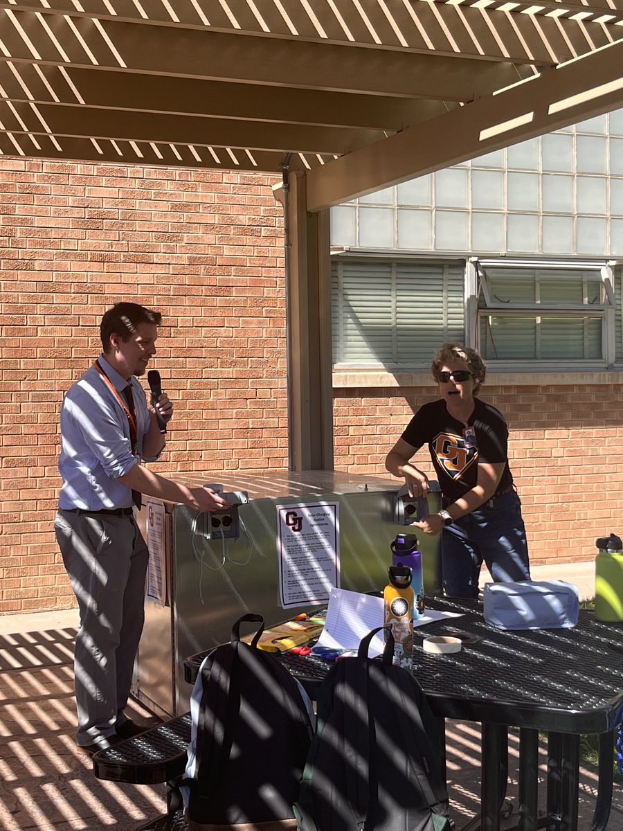 d51schools's tweet image. 🌞 Grand Junction High School 🌞 is catching some rays with their new Solar Panel Charging Station! 
Serenity Schmidt with Agents of Change at GJHS, Atlasta Solar, West Star Aviation, and D51 Maintenance &amp;amp; Engineering all helped to make this project shine! 

#WeAreD51