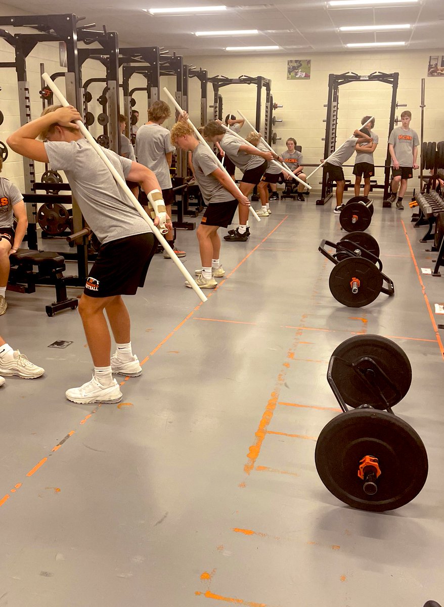 MinookaStrength's tweet photo. 🔸Fresh/Soph Athletic Fitness🔸
✅Learning the basics of hinging today
✅Move WELL➡️Move Weight
Good job today fellas! Keep working hard! #MovementFirst #DevelopedHere @MCHS_coach @MCHS_PhysEd https://t.co/f0ZhJ2xnp5