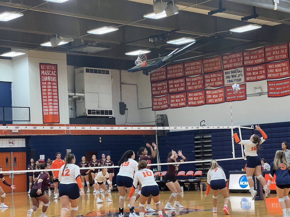 Currently watching a Salem State athletics game. Gotta love sports. <a href="/SalemState/">Salem State</a> <a href="/SsuVikings/">Salem State Athletics</a> @SalemStateAlum