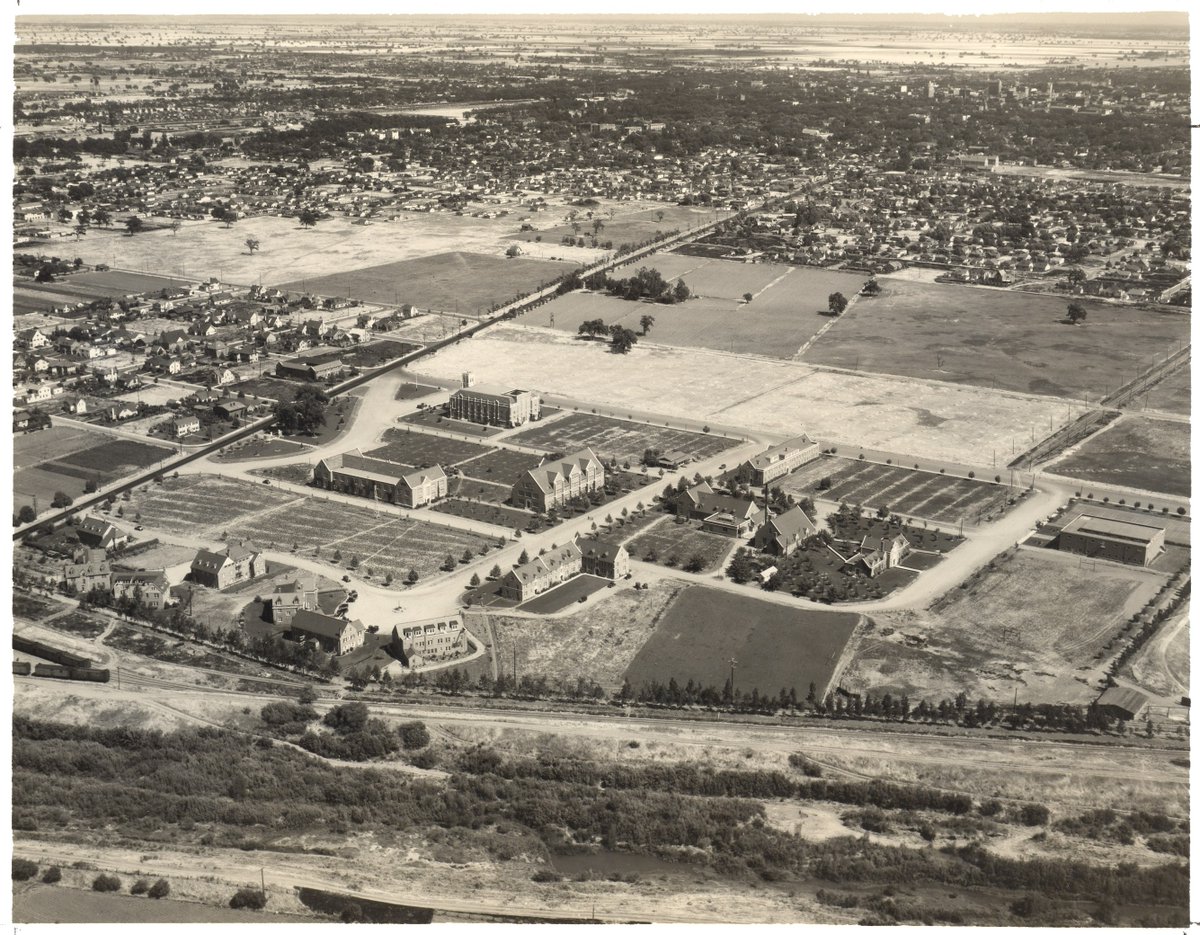 PacificLibrary's tweet photo. Aerial view of campus circa 1930s, looking south. Yes, that's a train behind Fraternity/Sorority Circle. #tbt #throwbackthursday #UOPacific #pacificlibraries #archives https://t.co/KuxBHJR0It