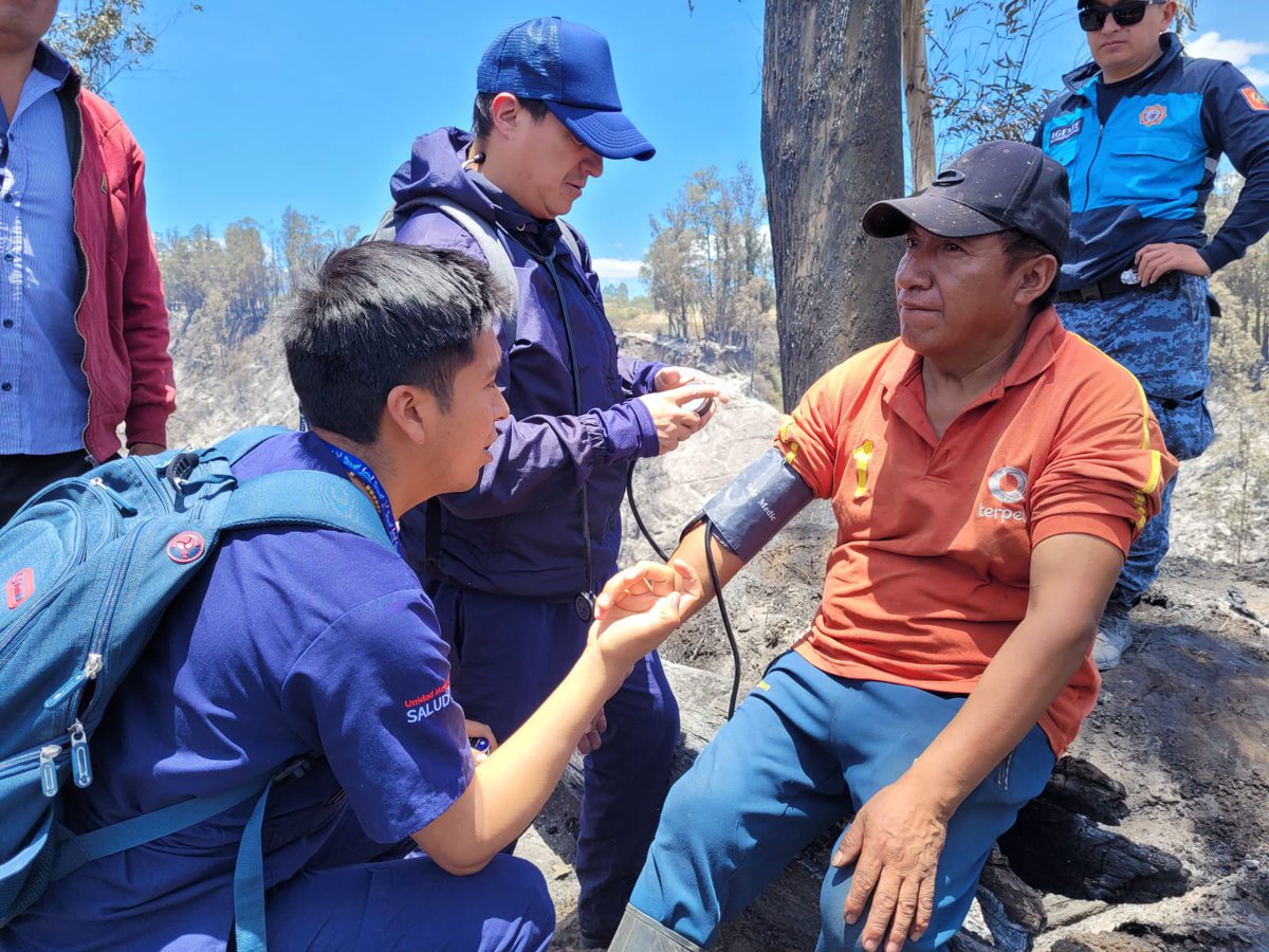 saludquito's tweet photo. 📣 #QuitoPreviene I Las cinco brigadas de medicina, enfermería y psicología de la Secretaría de Salud desplegadas en los sectores afectados por incendios en Tumbaco brindaron hoy atención a 33 afectados por los flagelos…

#QuitoRenace

HILO (1/2) https://t.co/Ou7MFYHVGX