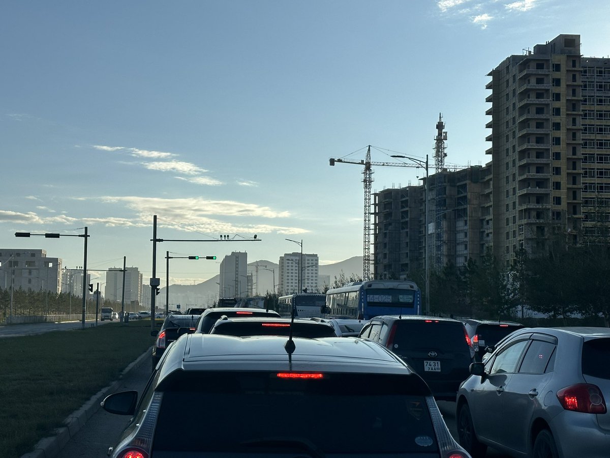 Яармагийн замд 0 зогсолт болж бна даа…
Тэгшбазар, Сондгойбаатар хоёр ч Яармагийн замын там болгожээ. Өмнө нь ингэж түгжирч байгаагүй юм. 
1-р эгнээтэйгээ, автобустайгаа нэм зогсч бна даа. 
Мал юм даа мал юм, хэлэх муу үг ч алга…