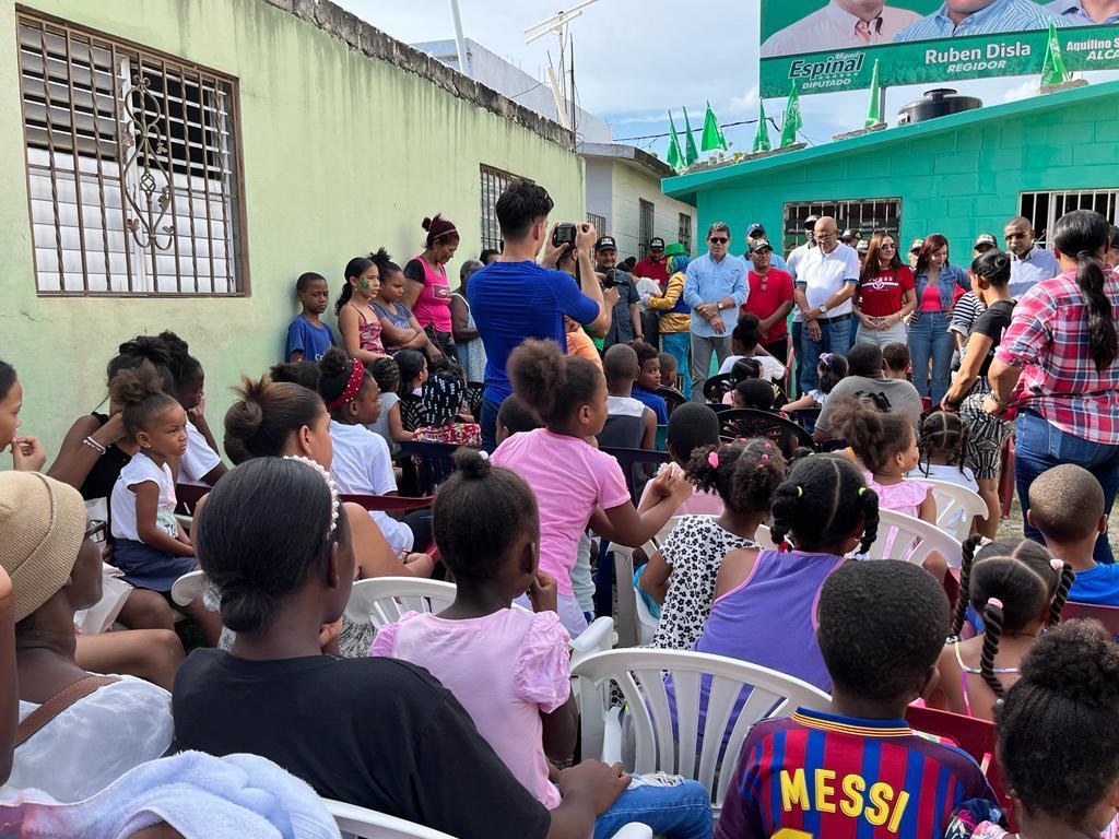 Lilliam_02's tweet photo. El próximo alcalde de SDO Aquilino Serrata (SON), apoya fírmemente la educación de los niños, y hace entrega de útiles escolares para que cada uno de ellos tengan un excelente inicio de año escolar.

#EscolaresConAquilinoSerrata
#AquilinoSerrataAlcaldeSDO https://t.co/bbRvMvVyEf