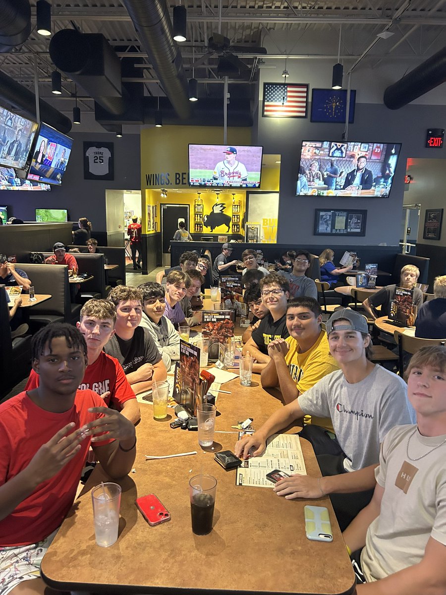 LauraSchro5305's tweet photo. Some team building over food tonight! Some respectable/polite young men right here!! https://t.co/nktJyAEbx3