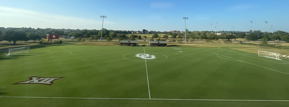 tannermillerok's tweet photo. Futbol time in #Oklahoma. 8:00pm kick against #murraystate. #johncrain really tried to put up a fight today, but he's ready. Bring a jacket. Let's go #OU #Sooners #hot https://t.co/L2otMv103c
