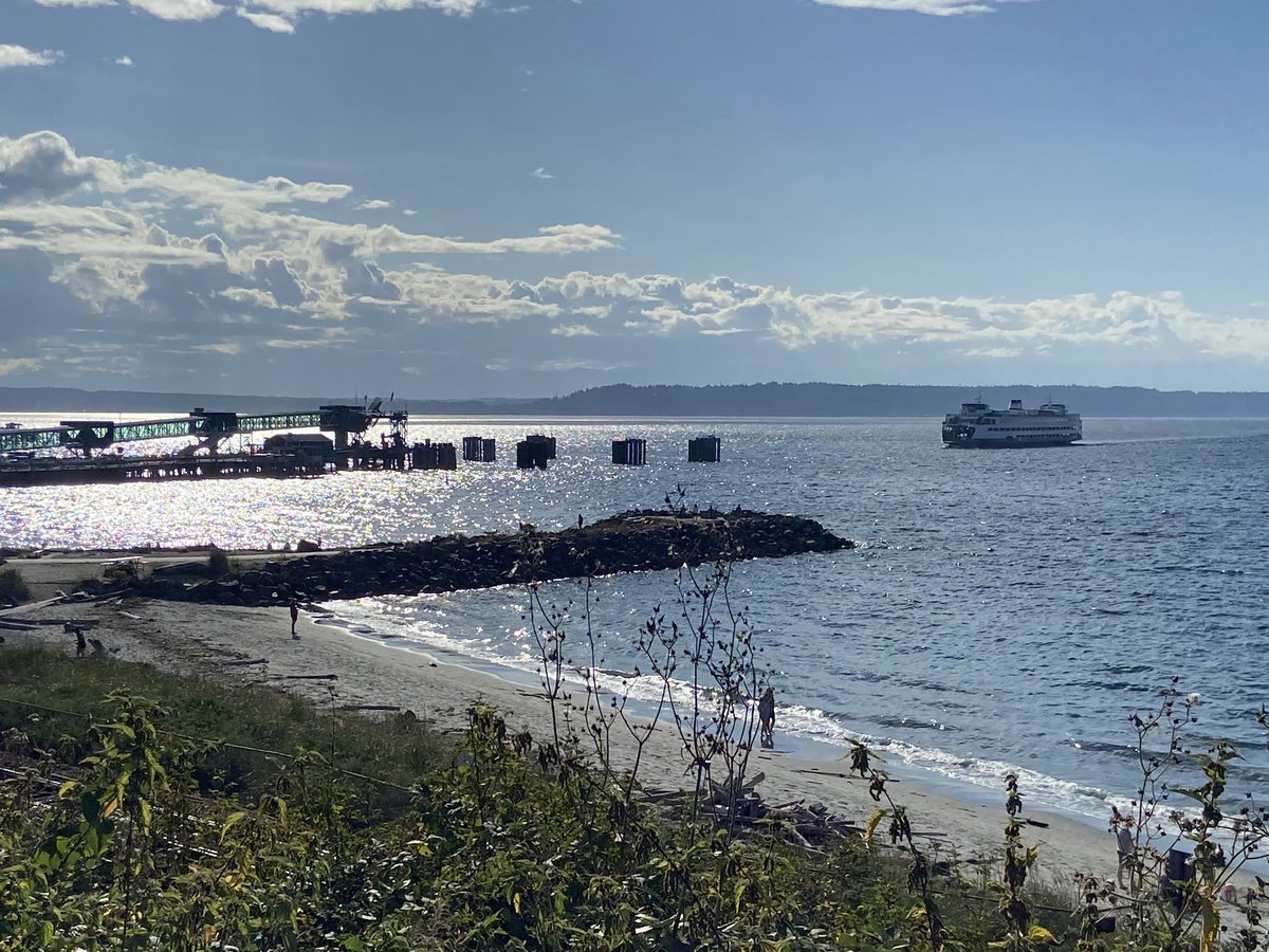 Sure, this photo without the <a href="/wsferries/">Washington State Ferries</a> boat is still beautiful, but just not the same. 💕⛴️
