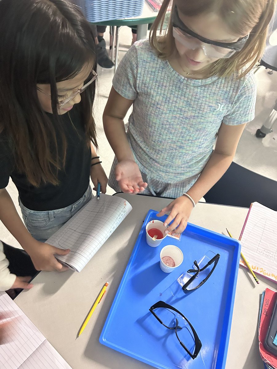 MsKAlexander_'s tweet image. What an amazing week to be a Vickery Scientist! Investigating mixtures and solutions #LISDScience @VickeryES