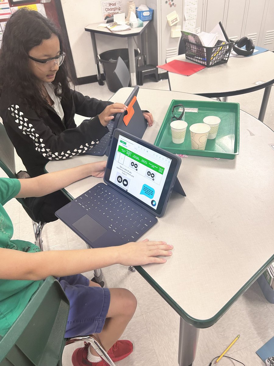 MsKAlexander_'s tweet image. What an amazing week to be a Vickery Scientist! Investigating mixtures and solutions #LISDScience @VickeryES