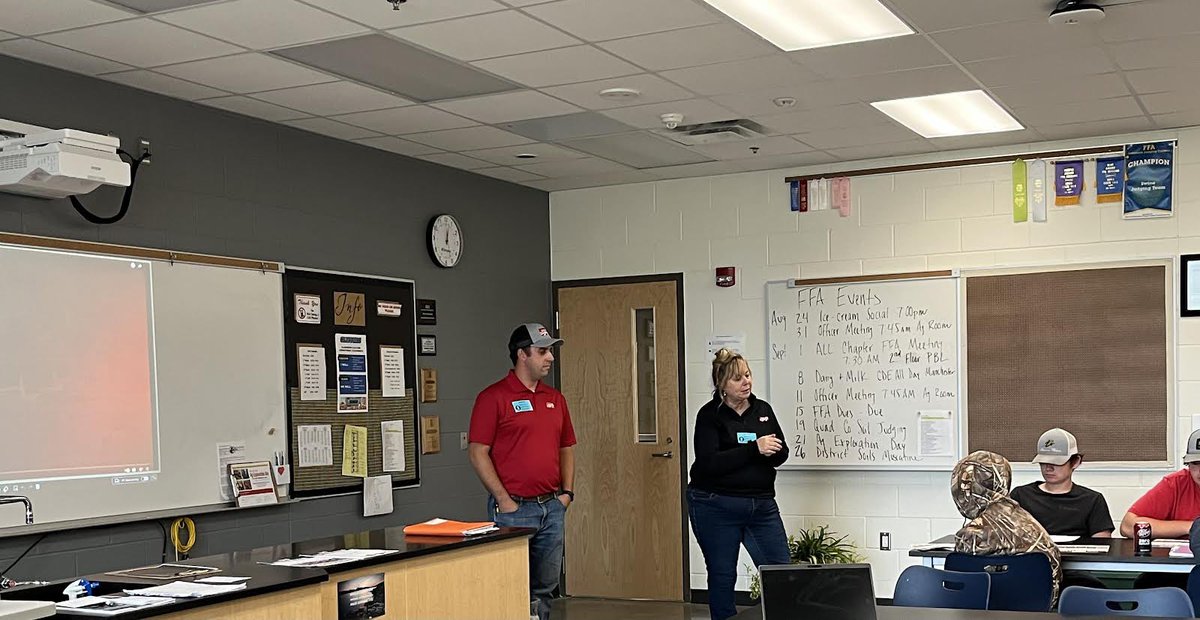 CCAHS's tweet photo. Ms. Amelon’s Ag Business class modeling 2 district core values- student opportunities & collaborative learning culture! 💙🤍 They learned about the 8 depts. & careers📚 then about soybean yield potential outdoors @ the CCA farm. 👩🌾
#OneFleet #ccaclippers
#outdoorclassroom #FFA https://t.co/uEhjkiPb73
