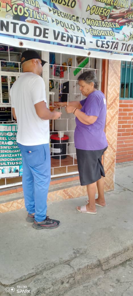 VP_Carabobo's tweet photo. #07sept El EMA del Municipio Político de Miguel Peña, realizó casa por casa en la Com. El Prado, invitando a los ciudadanos a participar en la primaria #22oct, así como el mensaje de lucha y compromiso de nuestro Candidato @Freddysuperlano
#SiBarinasPudoMiguelPeñaPuede https://t.co/HNKnzeV6BQ