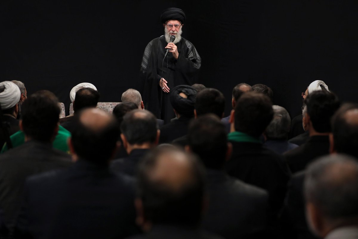 Khamenei_fa's tweet photo. اگر مقاومت کردید، آن وقت قلّه‌ی حاکمیّت دین خدا را که عبارت از تکامل انسان و کمال بشری باشد، فتح خواهید کرد؛
کاری که از بعد از زمان رسول خدا تا امروز انجام نگرفته.
این کار، کار شما است. شما جوانهای امروز میتوانید مایه‌ی امید باشید.
بحثِ «میتوانید» نیست؛ مایه‌ی امیدید. https://t.co/aj7p2oRPE0