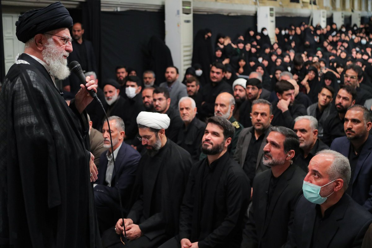 Khamenei_fa's tweet photo. اگر مقاومت کردید، آن وقت قلّه‌ی حاکمیّت دین خدا را که عبارت از تکامل انسان و کمال بشری باشد، فتح خواهید کرد؛
کاری که از بعد از زمان رسول خدا تا امروز انجام نگرفته.
این کار، کار شما است. شما جوانهای امروز میتوانید مایه‌ی امید باشید.
بحثِ «میتوانید» نیست؛ مایه‌ی امیدید. https://t.co/aj7p2oRPE0