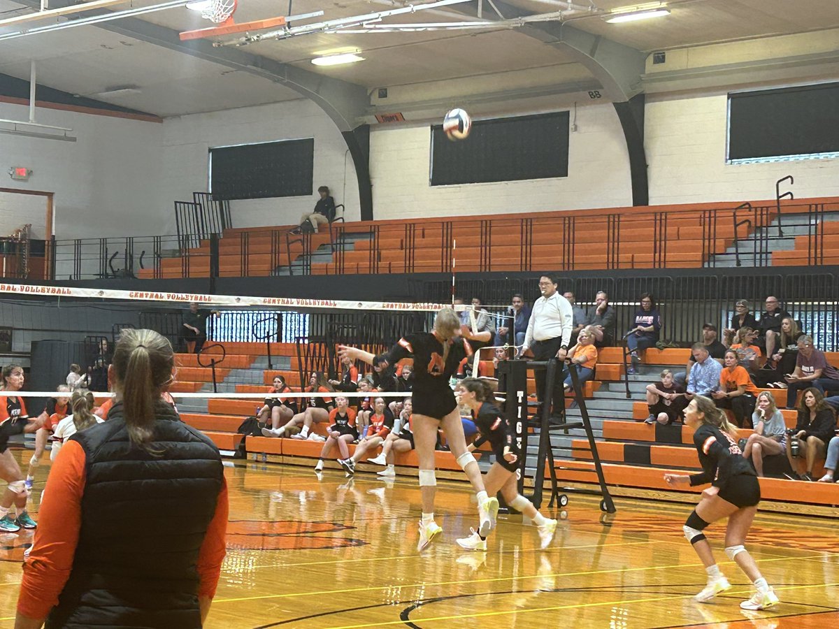 clcathletics's tweet image. Congratulations to our Tiger VB Team on taking down the Warriors in two.  Great match by both teams!!!  #TigerPride #weRclc