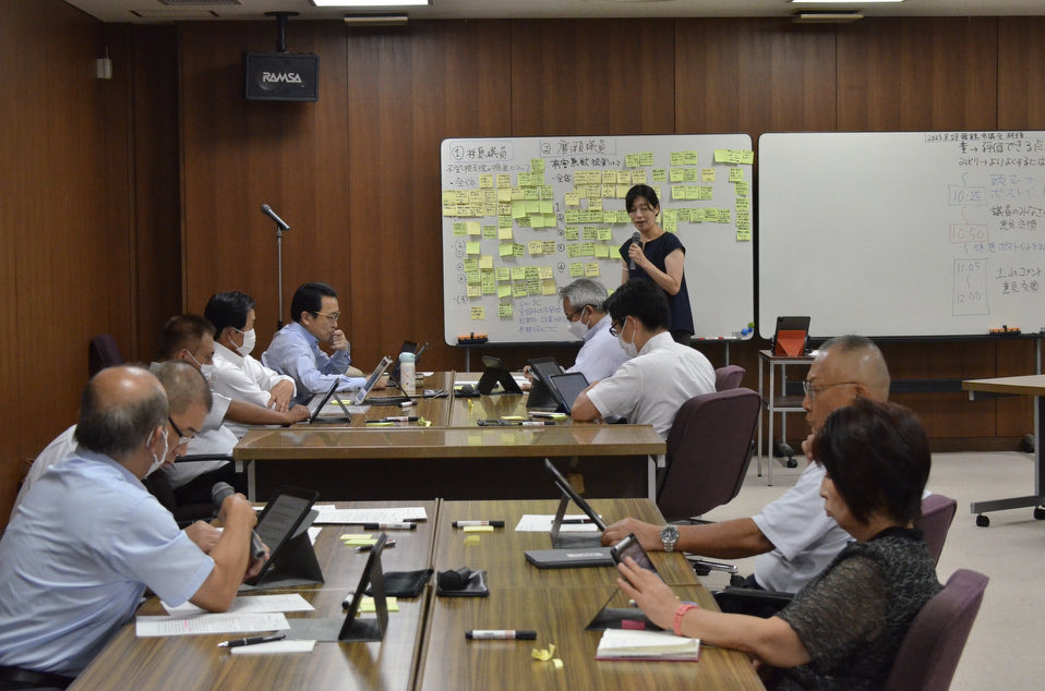 ueba5068's tweet photo. 舞鶴市議会の議会アドバイザー、法政大学の土山教授にお越しいただき、8月28日、3回目となる一般質問事前検討会を開催しました。午前、午後に渡って開催し、以前にも増して、議員からも活発な意見が出ると共に土山先生からアドバイスをいただき充実した一日となりました。 https://t.co/QZZY5ChaiO