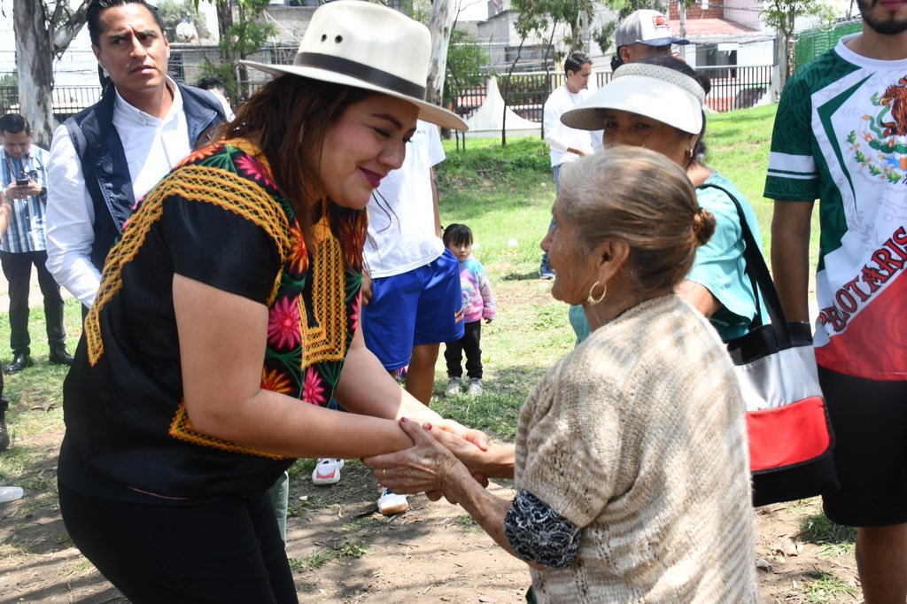 🎉 ¡50 años del Centro Comunitario Tlazocihualpilli! Celebramos un importante centro de desarrollo y homenajeamos también a jóvenes deportistas y entrenadores apasionados por su vocación. Porque en Tláhuac, creemos en el poder del aprendizaje, el arte, el deporte y la recreación