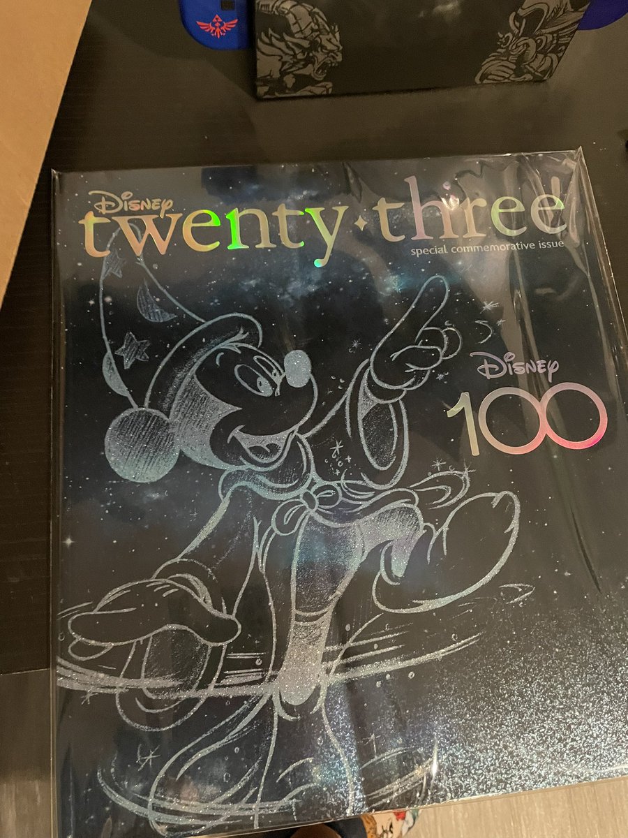 HurricaneShelb's tweet photo. Ugh, my special commemorative issue of @DisneyD23 has a huge crease in it thanks to the mailman trying to stuff it in the mailbox. Do better @USPSHelp training your mail drivers. #d23 #Disney100  #disneyD23 #USPS https://t.co/MqxcwHggBI
