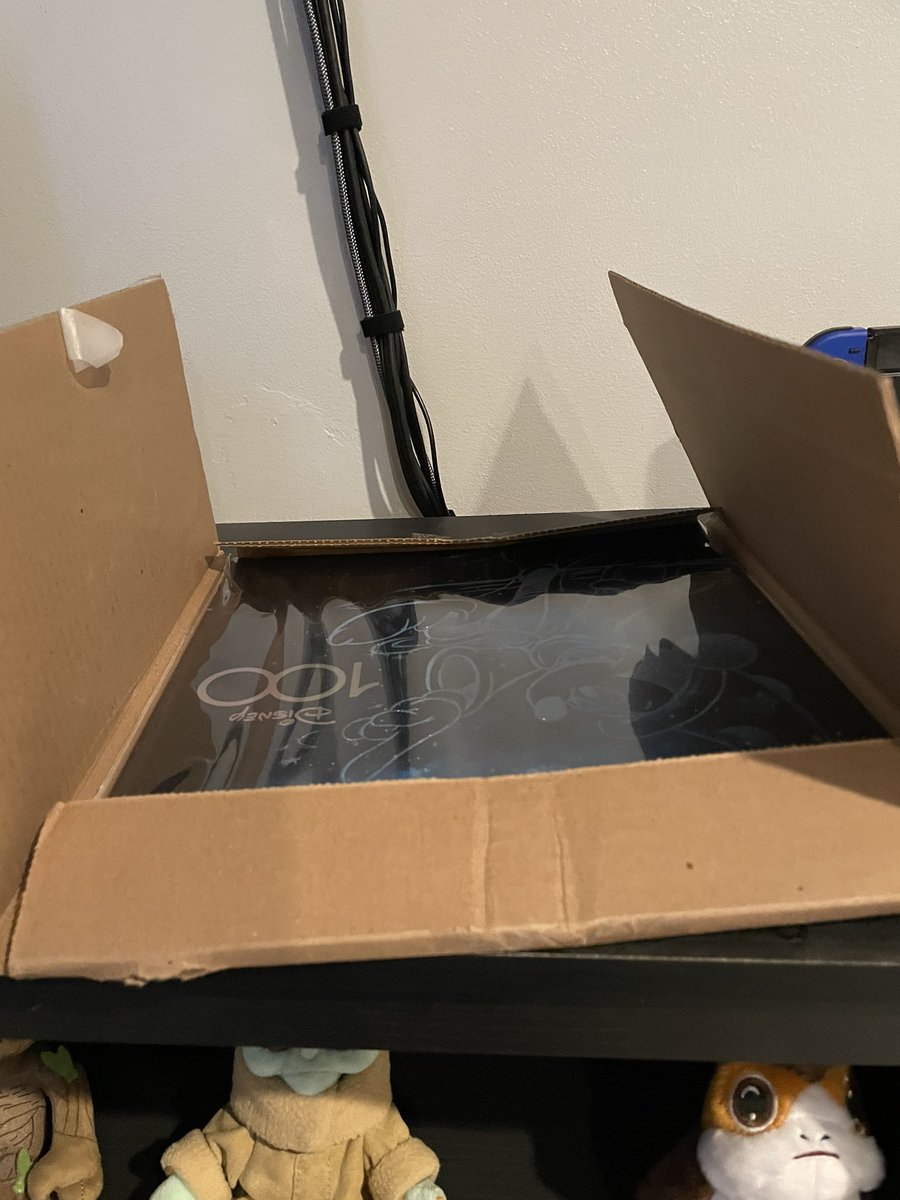 HurricaneShelb's tweet photo. Ugh, my special commemorative issue of @DisneyD23 has a huge crease in it thanks to the mailman trying to stuff it in the mailbox. Do better @USPSHelp training your mail drivers. #d23 #Disney100  #disneyD23 #USPS https://t.co/MqxcwHggBI