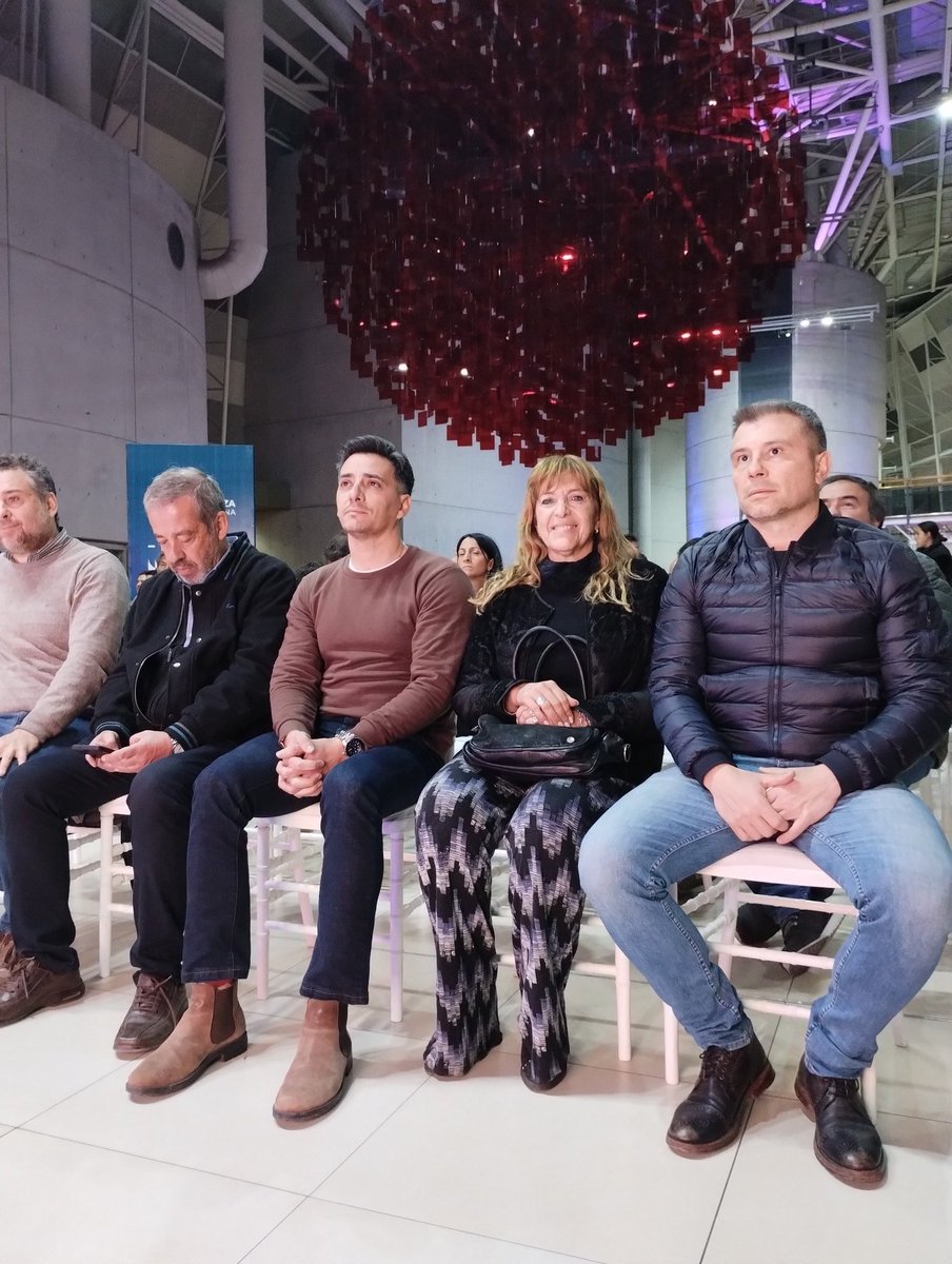 PGimenezDC's tweet photo. Emocionante entrega de reconocimientos a las empresas del programa Enlazados. Gran iniciativa pública que genera puestos de trabajo acompañando a empresarios a los que la Nación no deja de asfixiar. Felicito a los 21 mil nuevos trabajadores y a las 4 mil empresas participantes. https://t.co/ySqjxRr0FP