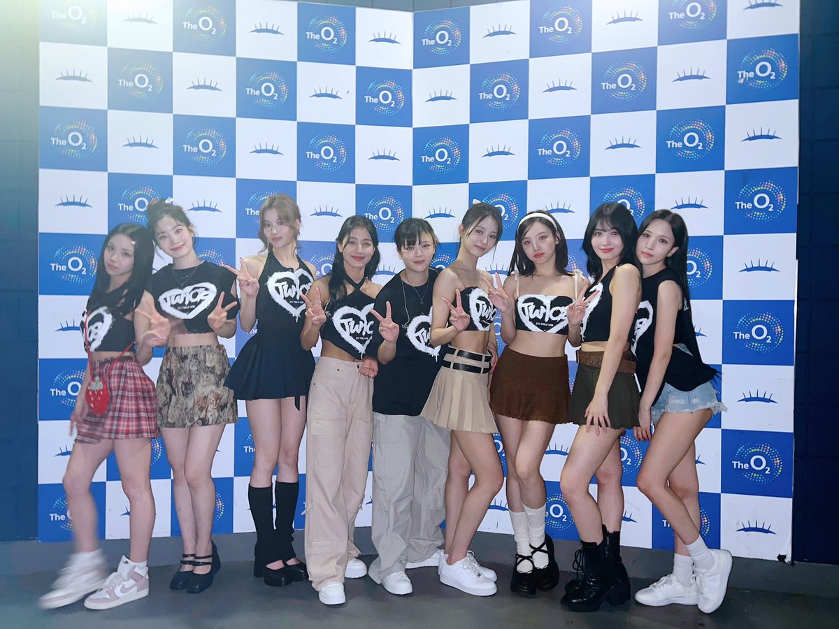 TWICE 5TH WORLD TOUR 'READY TO BE' IN #LONDON - DAY 1

What a mind-blowing night in London✨💖
We had so much fun performing in this beautiful and lovely city!
Our London ONCE, thank you all for singing at the top of your lungs and enjoying the show with us tonight!
Also thanks
