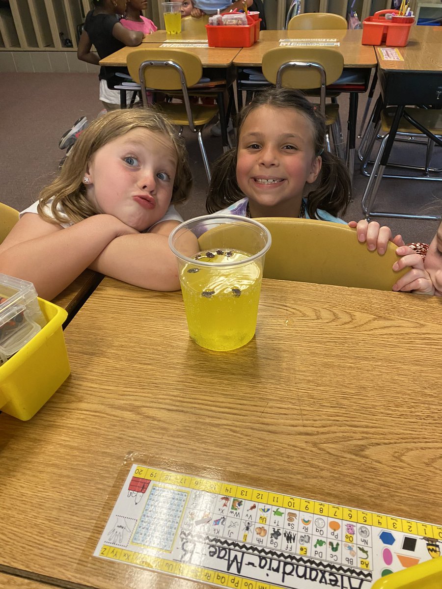 smwhite415's tweet photo. Today these @higdonhuskies became scientists and did their first experiment. Since water doesn’t do it, what about soda makes raisins dance?  The gas bubbles, of course! #dancingraisins https://t.co/hOTnlzHbMc