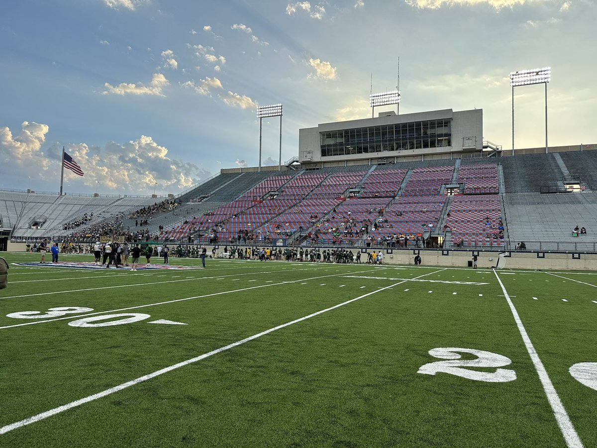 MichaelMoore2nd's tweet photo. @JimmyWatson6 Could of played on Linwood Ave, but @shrevefootball said there weren’t enough seats… 🧐 #ScoreboardWork #PlentyOfSeats https://t.co/78QfjkqhMr