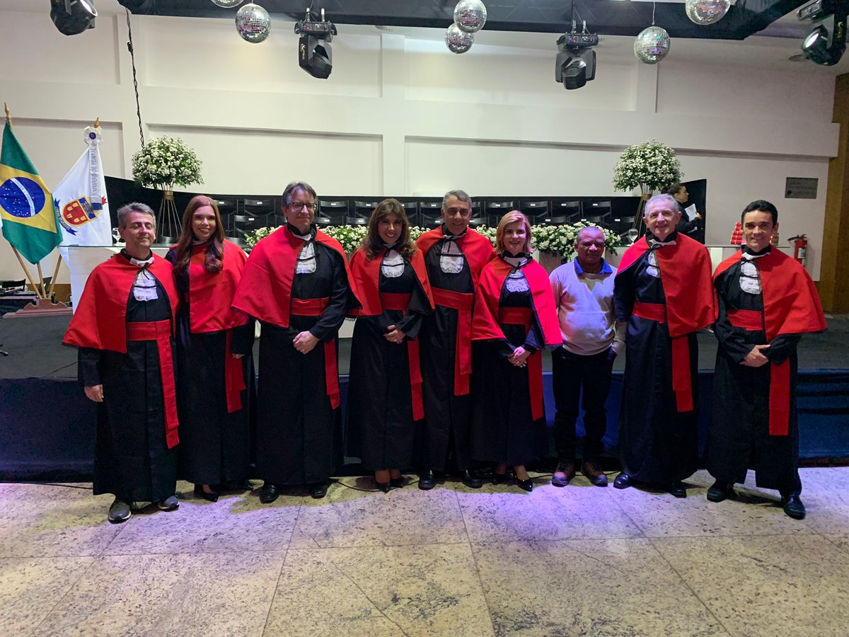 marciocfaria's tweet image. Professores e funcionário da #Facdir da @UFJF_ homenageados pelos formandos de agosto/23. 

Uma honra! ♥️