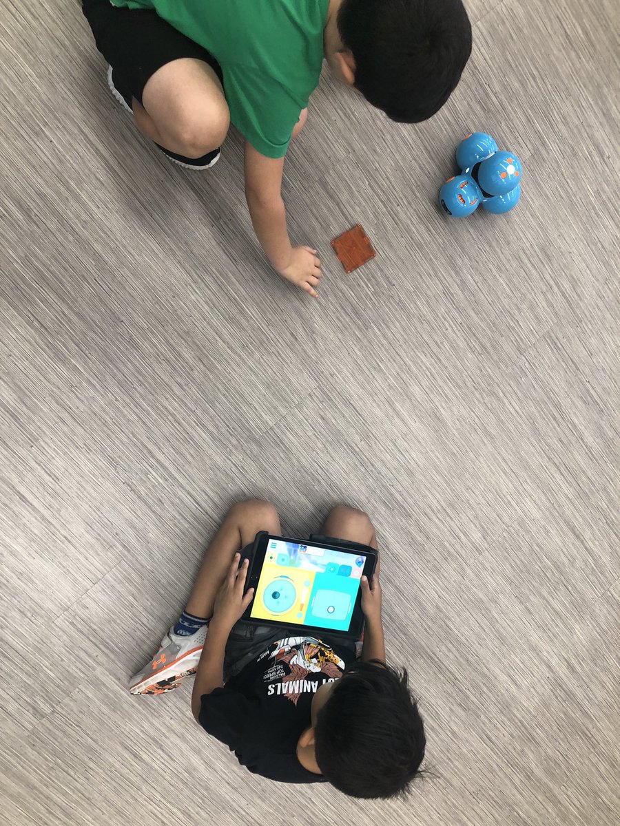 Incorporating Science and tech in @CrystalLColbert’s class @KingsburyRUSD yesterday! Reviewing rotation and orbit using @WonderWorkshop Dash and “the sun.” Her 1st graders loved it! @MrsDavisonTeach @RUSD_Instr_Tech @RedlandsUSD #RedlandsINTech #ThisIsRUSD