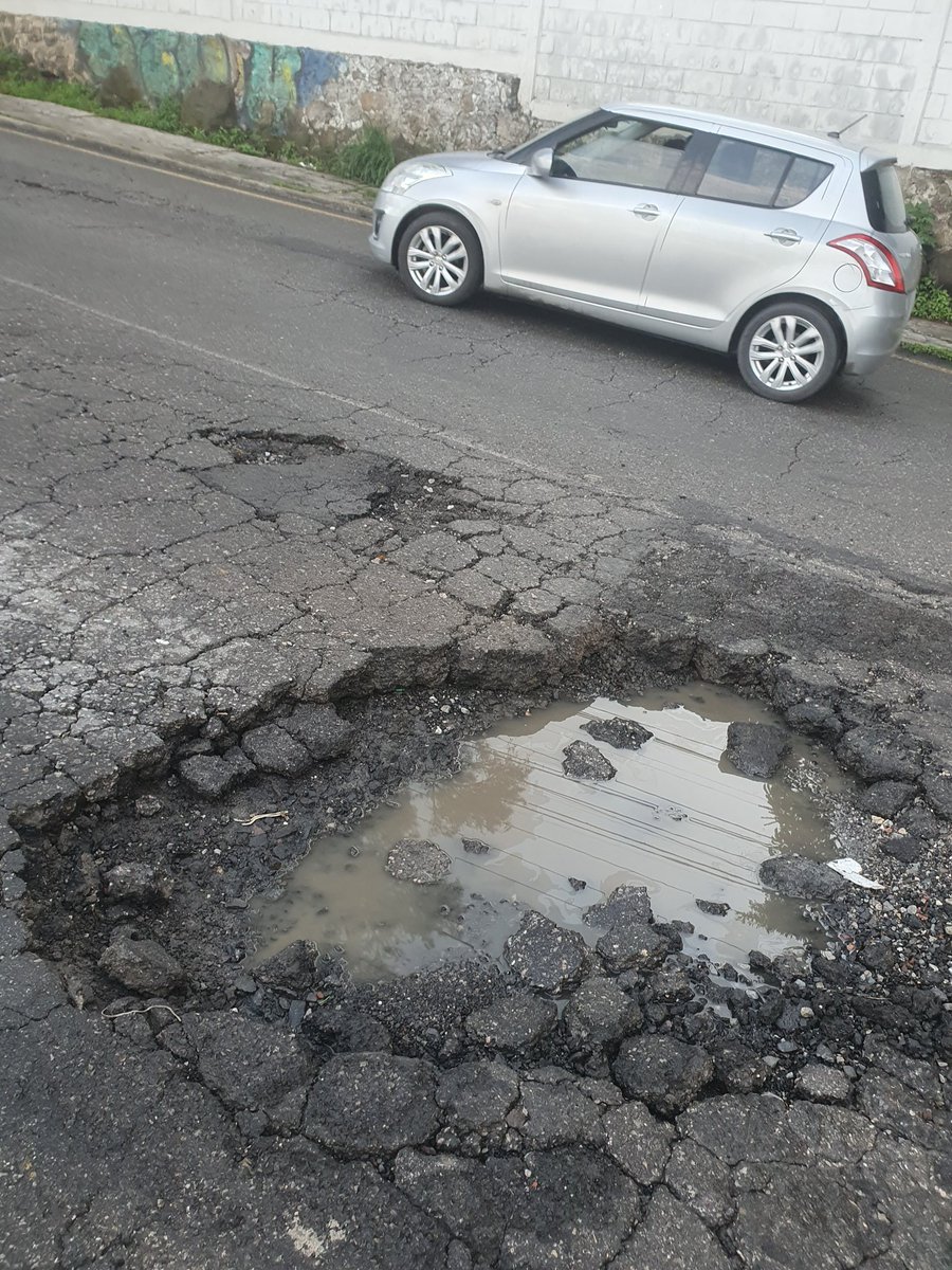 JimmyHuidobro's tweet photo. Así los baches de Avenida Universidad hoy 7 de septiembre. #Cuernabaches #Cuernavaca @CAPUFE @CuernavacaGob @SolDeCuernavaca @DiariodeMorelos https://t.co/NMxYwOQ5SF