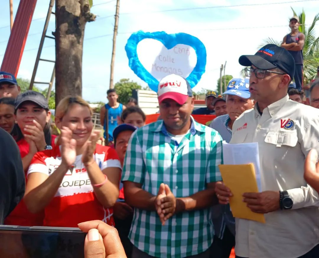 CojedesPsuvOfic's tweet photo. #EsNoticia•|| Gracias a nuestro presidente @NicolasMaduro en menos de 72 horas se le ha dado respuesta a nuestro pueblo de camoruco afectado por las fuertes precipitaciones con la entrega de techo para 12 viviendas.

#PuebloMásMaduro     

@dcabellor @pinfantea @PartidoPSUV https://t.co/dDjZdk7kWC