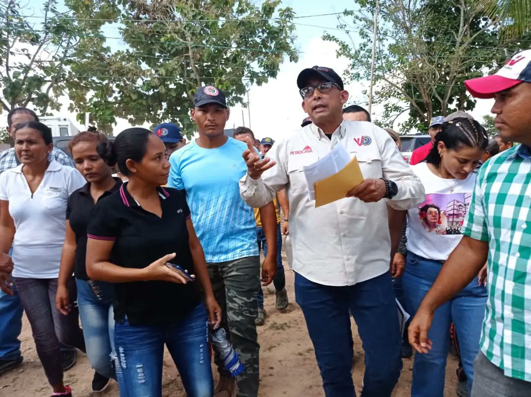 CojedesPsuvOfic's tweet photo. #EsNoticia•|| Gracias a nuestro presidente @NicolasMaduro en menos de 72 horas se le ha dado respuesta a nuestro pueblo de camoruco afectado por las fuertes precipitaciones con la entrega de techo para 12 viviendas.

#PuebloMásMaduro     

@dcabellor @pinfantea @PartidoPSUV https://t.co/dDjZdk7kWC