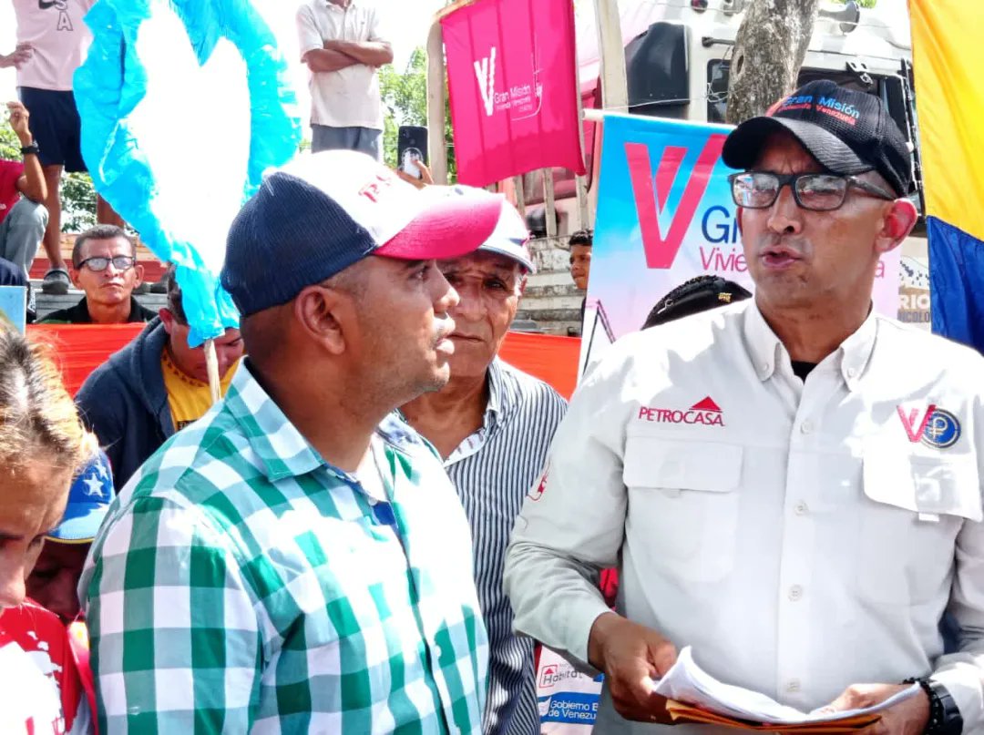 CojedesPsuvOfic's tweet photo. #EsNoticia•|| Gracias a nuestro presidente @NicolasMaduro en menos de 72 horas se le ha dado respuesta a nuestro pueblo de camoruco afectado por las fuertes precipitaciones con la entrega de techo para 12 viviendas.

#PuebloMásMaduro     

@dcabellor @pinfantea @PartidoPSUV https://t.co/dDjZdk7kWC
