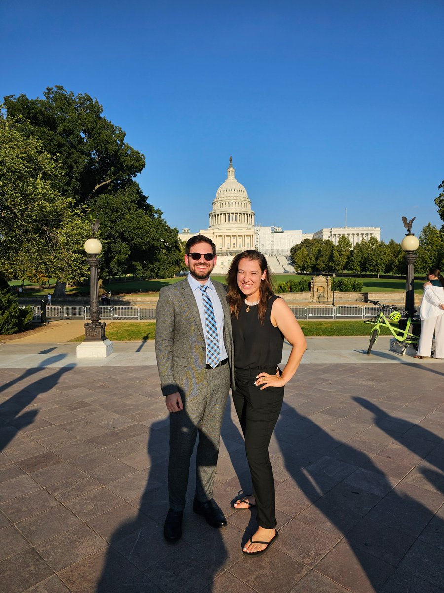 stellarmorticia's tweet photo. The @colgateuniv winters were unbearable but worse were Prof. Balonek's emails--
"IT'S A CLEAR NIGHT FOLKS, I DON'T SEE YOU OBSERVING"
10 years later, Josh Reding and I stand in the humid, sticky DC heat as @AAAS_STPF fellows advising Congress and the @NSF on space. https://t.co/NBoZlnHKBI