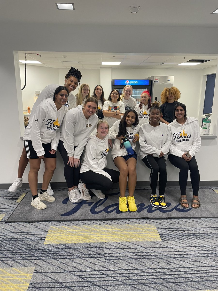 CSMFlamesWBB's tweet photo. #flamessupportingflames We had a great time cheering on @csmflamesvb during a big comeback win over Hastings last night!!!!!๐ฅ๐ช #goflames @csm_salt https://t.co/12SDDBH4fL