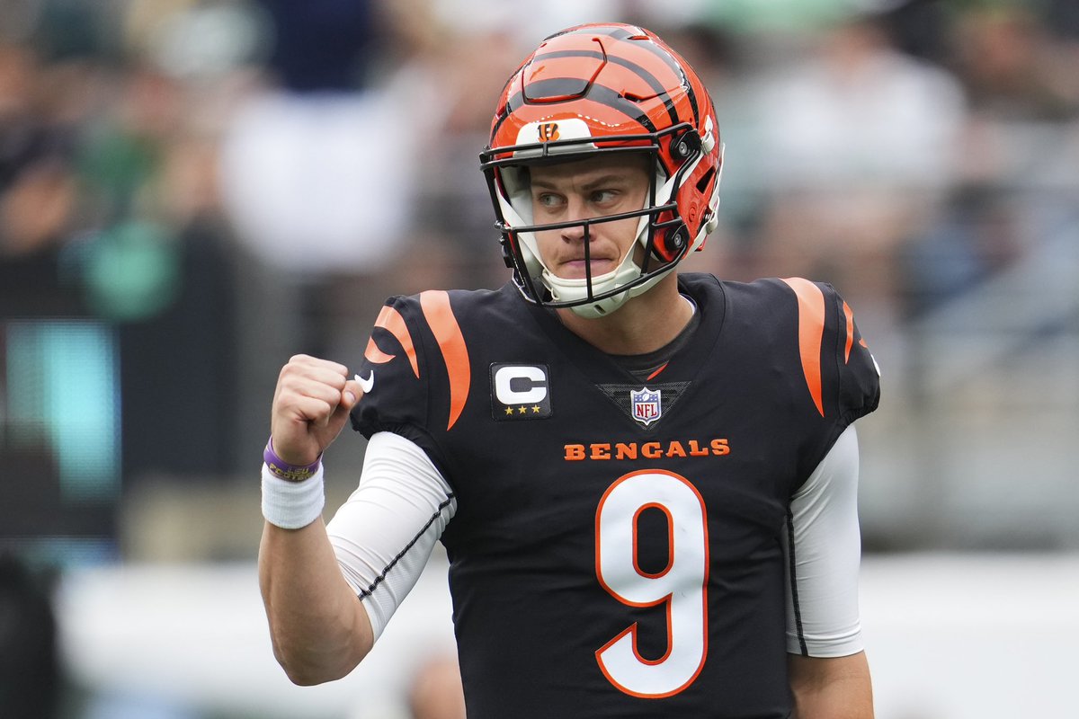 TheFFBallers's tweet photo. In other news…

Joe Burrow has reached agreement with the Bengals on an 5-year, $275 million extension that includes $219.01 million guaranteed and makes him the highest-paid player in NFL history, sources tell ESPN.

Via @AdamSchefter https://t.co/WBVIYBdem9