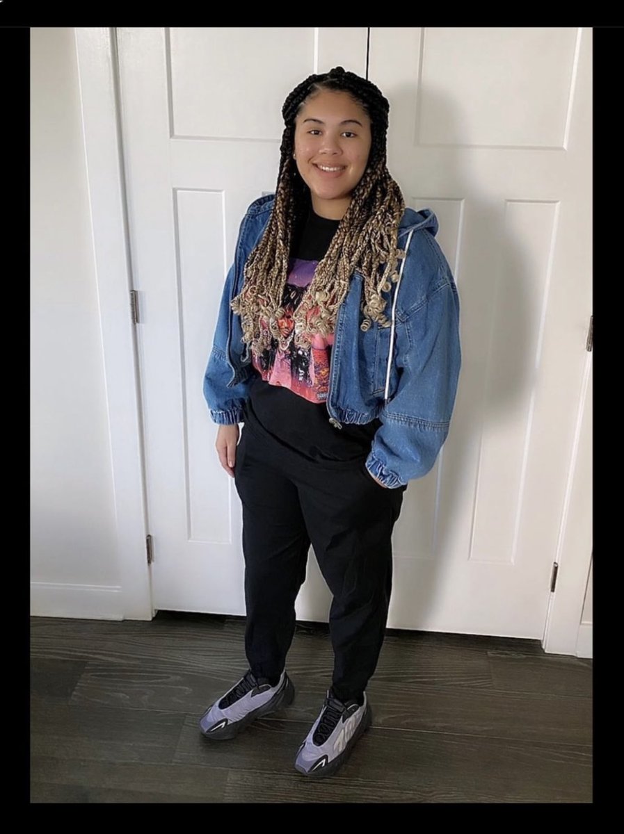 Puanani322's tweet photo. A year ago today was my baby’s first day of senior year! Now she’s in her second week of college! 😭💖 time goes by so fast! #myminime #MemoryPics https://t.co/zugyq4z1x7