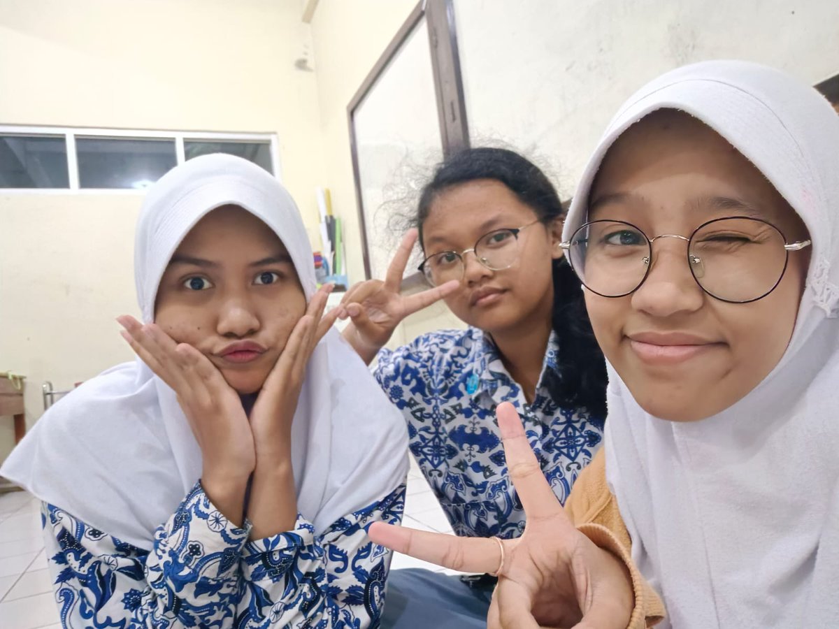 itzjiel's tweet photo. These girls redected; https://t.co/dFB0EmBwh9