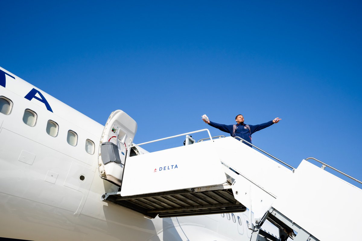 AuburnFootball's tweet photo. west coast weekend ✈️🤙 https://t.co/f8zKtB2pMe