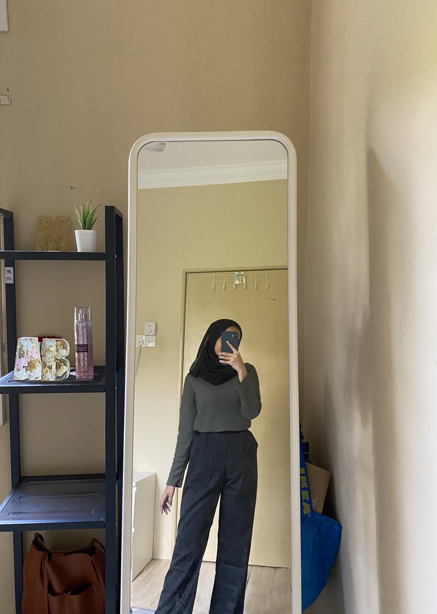 studentlyfee's tweet photo. untuk girls yang ada cute big thighs, this highwaist pants is made for you! thigh i kecik sikit, so bila pakai it’ll give kinda loose pants gitu. but still cantik flowy sebab kain not too thin &amp; material kain pun best!!! https://t.co/JgsFjWO5J2