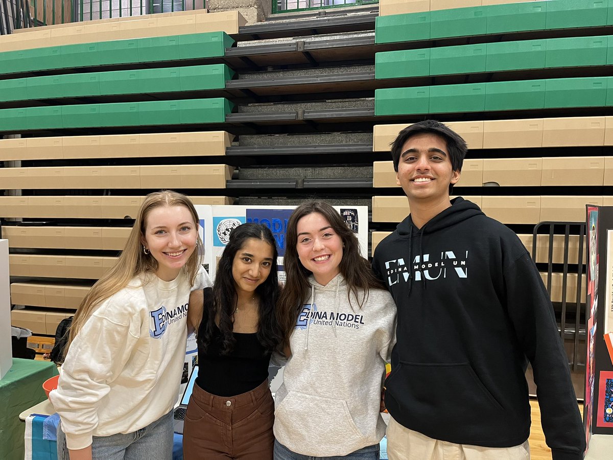EdinaModelUN's tweet photo. MUN captains had so much fun talking to new and returning delegates at the Activities Fair today!! Come to the info meeting after school on Sept 12 and fill out the interest form in bio to learn more 🇺🇳🥳 https://t.co/ivwOA0eDWq