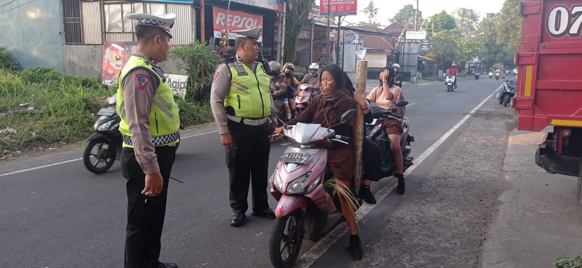 Lantas_Tabanan's tweet photo. Giat personil satlantas polres tabanan dalam menegur dan menghimbau pengendara roda dua yang  terpantau tidak menggunakan helm

Tetap tertib berlalu lintas semeton selalu Utamakan keselamatan di jalan.
.
#stopodol 
#polrespresisi 
#polrestabanan
#polrestabanan https://t.co/6QPCQJhASY