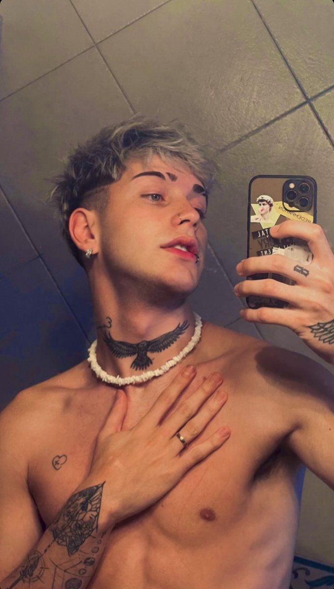 ᴀ ᴇʟʟᴀ ʟᴇ ɢᴜꜱᴛᴀ ᴄᴜᴀɴᴅᴏ ʙᴀᴊᴏ ᴅᴏᴡɴᴛᴏᴡɴ
ᴍᴇ ᴘɪᴅᴇ Qᴜᴇ ᴍᴇ Qᴜᴇᴅᴇ ᴀʜÍ ᴇɴᴠᴇɴᴄɪᴀᴏ'
ʟᴇ ᴅɪɢᴏ ᴜʜ ᴍᴀᴍɪ, ᴇꜱᴛᴏʏ ɪɴᴛᴇʀᴇꜱᴀᴏ'
ꜱɪ Qᴜɪᴇʀᴇꜱ ʏᴏ ᴍᴇ Qᴜᴇᴅᴏ ᴘᴀ' ᴏᴛʀᴏ ʀᴏᴜɴᴅ