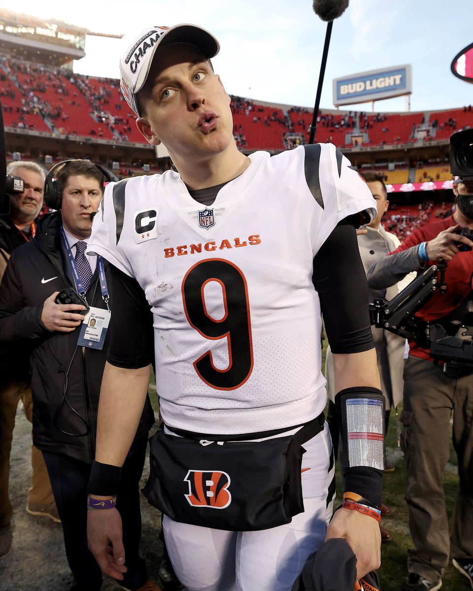 CincyProblems's tweet image. What fantastic timing by Joe Burrow and the Bengals to announce the extension during the Chiefs game 😂