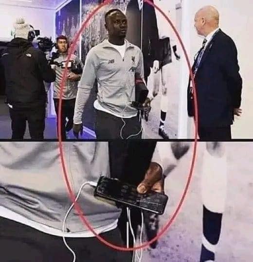 pablocasx1's tweet image. Después de ser burlado varias veces por llevar consigo a menudo un teléfono roto pero funcionando, que podía cambiar cada día, el jugador senegalés del Liverpool SADIO MANE, respondió:
′′Por qué debería? Si quisiera podría comprar 10 autos Ferrari, 20 relojes Rolex o dos aviones…